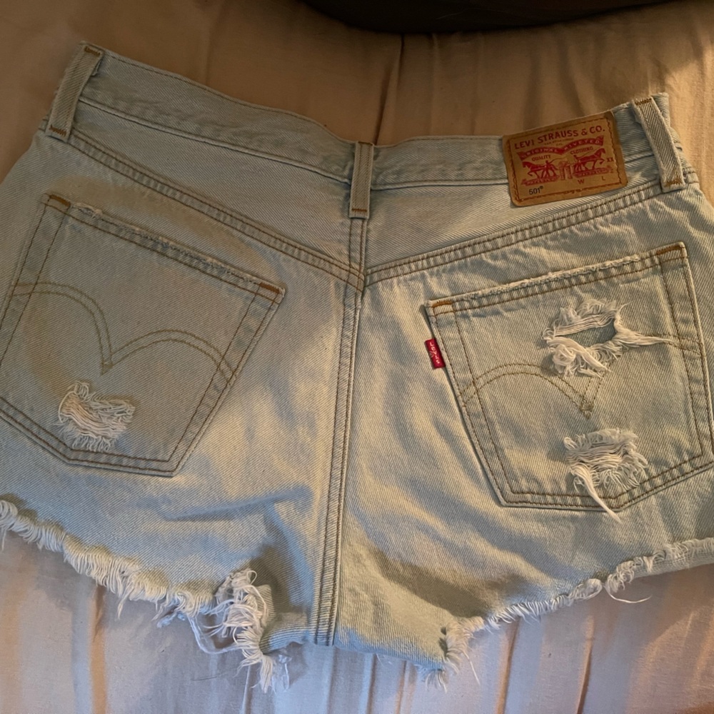Levi’s light wash medium rise distressed shorts - Picture 4 of 4